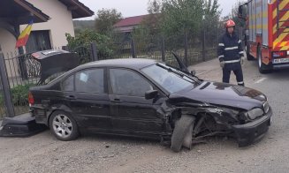 Accident între trei mașini pe un drum din Cluj. O tânără de 18 ani a fost rănită