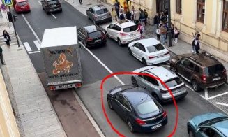 Culmea AROGANŢEI pe o stradă din centrul Clujului! Și-a lăsat mașina taman în mijlocul drumului ca să-și ducă copilul până în curtea școlii