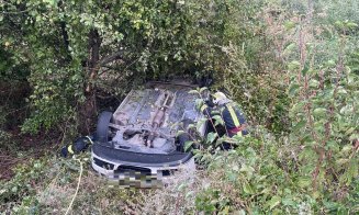 Accident pe drumul Sf. Ion. O mașină a ajuns cu roțile-n sus