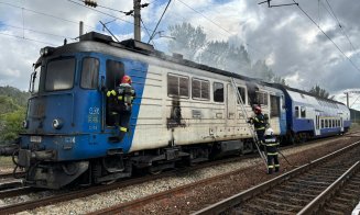 Cluj: Locomotiva unui tren, cuprinsă de flăcări în gară. Călătorii au reușit să se autoevacueze