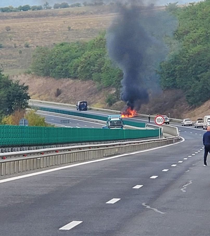 Mașină în flăcări pe Autostrada Transilvania. Traficul, restricționat pe sensul Gilău - Turda