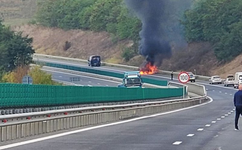 Mașină în flăcări pe Autostrada Transilvania. Traficul, restricționat pe sensul Gilău - Turda