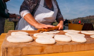 Festivalul Silvoiţei, sâmbătă şi duminică, la Vultureni, cu bunătăţi cum nu aţi mai gustat din copilărie / Autobuze din Cluj-Napoca, de la Flip