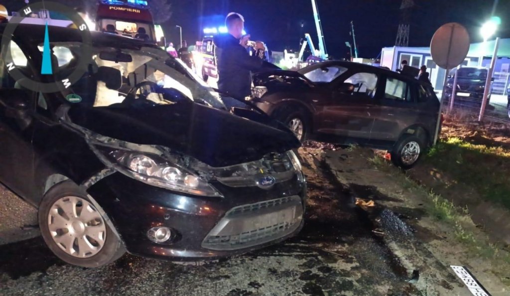 Accident la ieșirea din Florești. O mașină a ieșit în decor, iar 5 tineri au fost duși la spital