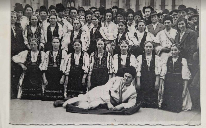 1948, amintiri de nepreţuit! Grup de folclorişti din Floresti, la un concurs de cântece şi dansuri din Cluj-Napoca