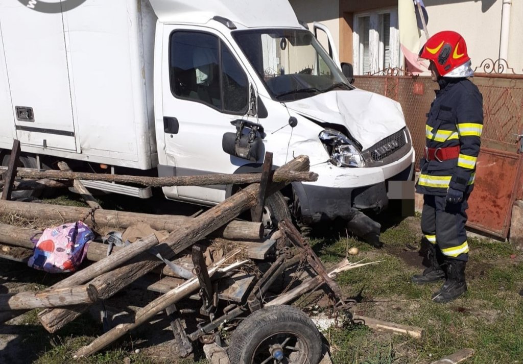 Accident cu o victimă pe un drum din Cluj. Căruță spulberată de o autoutilitară