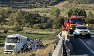 ACCIDENT în judeţul Cluj. Un TIR încărcat cu mașini de spălat s-a răsturnat în şanţ / A intervenit descarcerarea