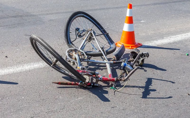 Biciclist lovit de o mașină într-o comună din Cluj. Victima a fost transportată la spital