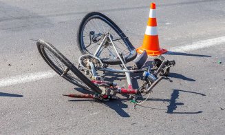 Biciclist lovit de o mașină într-o comună din Cluj. Victima a fost transportată la spital