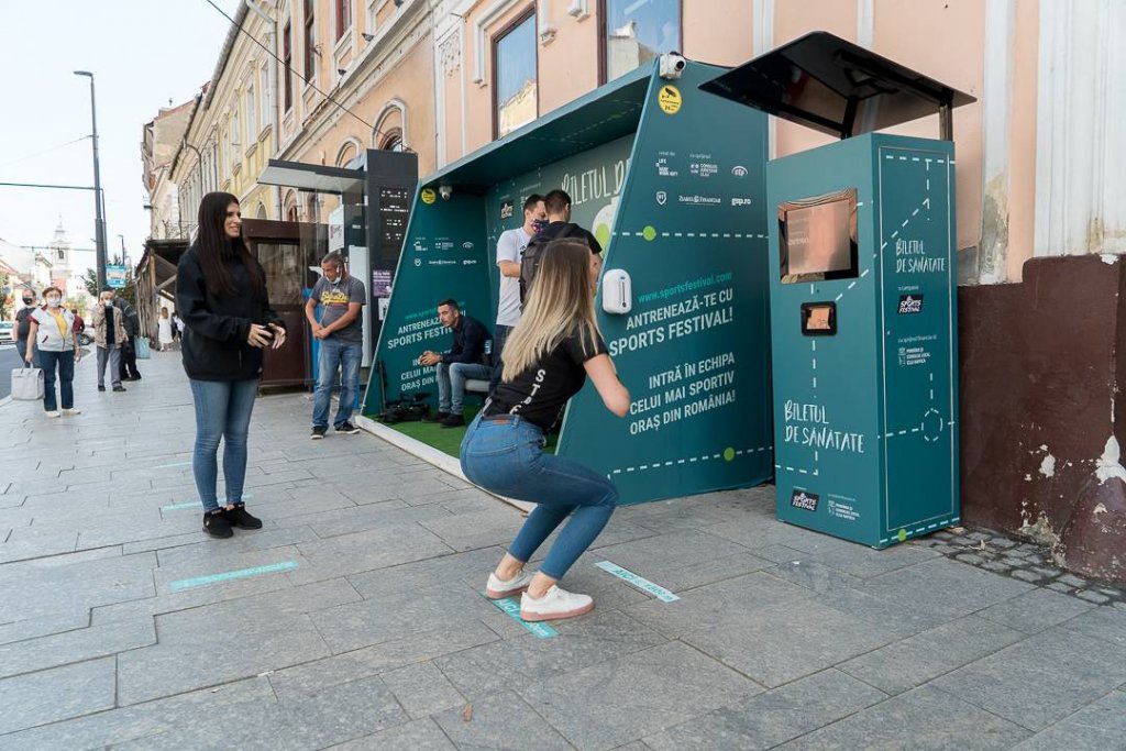 Biletul de Sănătate readuce mișcarea în stațiile de autobuz din Cluj-Napoca. Faci genuflexiuni sau mergi pe bicicletă pentru bilete GRATIS de bus