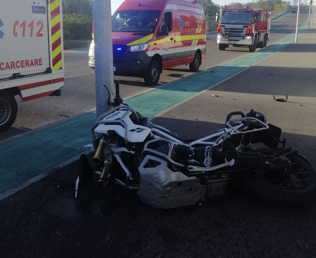 Accident violent pe o stradă din Cluj. SMURD-ul de terapie intensivă a transportat la spital un motociclist