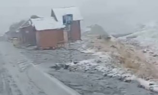 Ninge pe Transfăgărășan. Au intervenit utilajele de deszăpezire