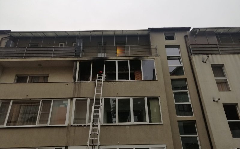 Balconul unui apartament din Cluj-Napoca a luat FOC. Pompierii intervin de urgență