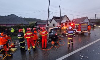 Cluj: Accident grav cu o victimă încarcerată. Coliziune puternică între două mașini și un TIR