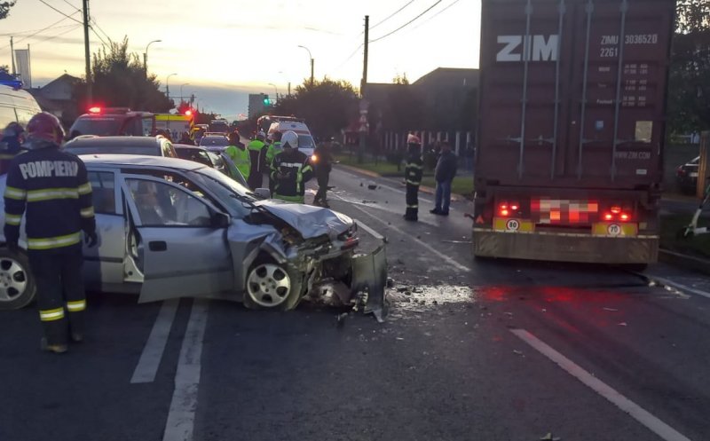 ACCIDENT în Cluj-Napoca: 3 mașini și un autotren implicate / A intervenit descarcerarea / 5 victime, unele cu multiple traumatisme