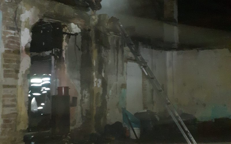 Casă din județul Cluj distrusă de un INCENDIU / Intervenție dificilă din cauza mașinilor parcate și a străzii înguste