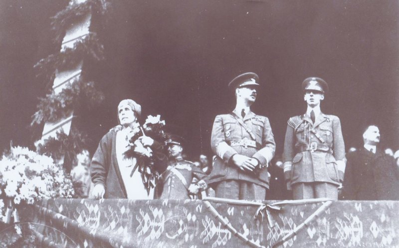 Regina Maria, Regele Carol al II-lea și Principele Nicolae urmăresc defilarea cluburilor sportive pe Arena Sportivă din Cluj, octombrie 1930