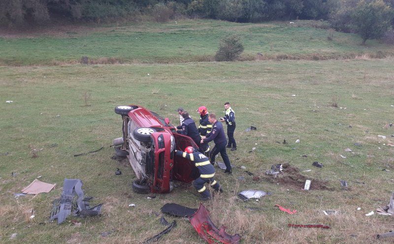 Accident cu o mașină răsturnată pe un drum din Cluj. Doi militari aflați în zonă au sărit în ajutorul victimelor