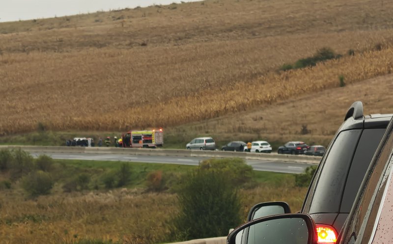 Accident pe un drum din județul Cluj. O mașină s-a răsturnat în șanț
