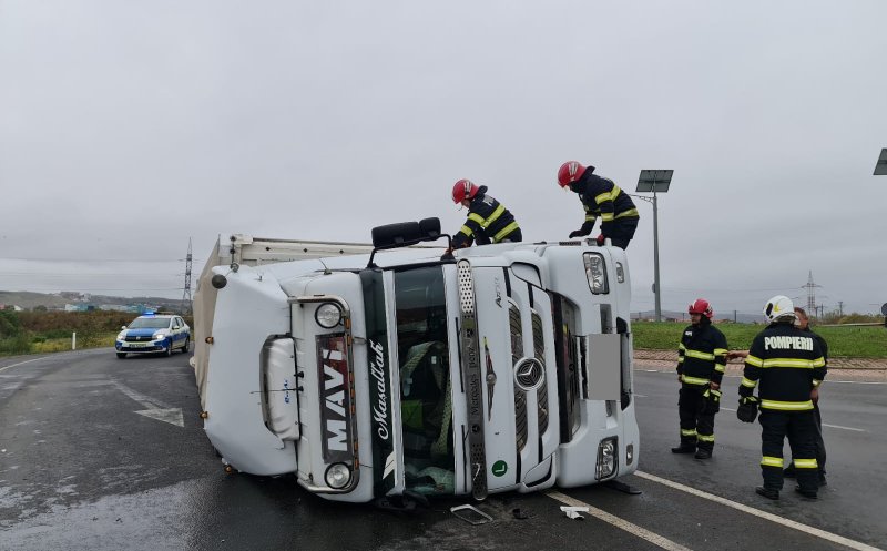 Tir răsturnat la ieșirea din Apahida. SMURD-ul a intervenit de urgență