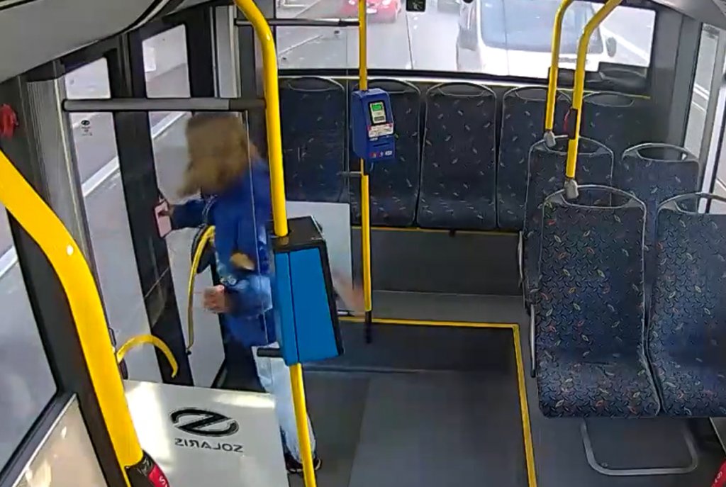 Furie necontrolată într-un autobuz din Cluj-Napoca: O tânără sparge ușa cu piciorul și pleacă fără regrete