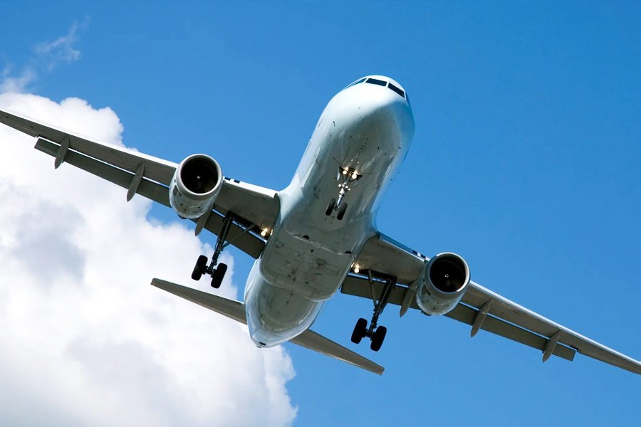 Momente de groază la bordul unui avion de linie. Un pilot a murit în timpul zborului după ce i s-a făcut rău