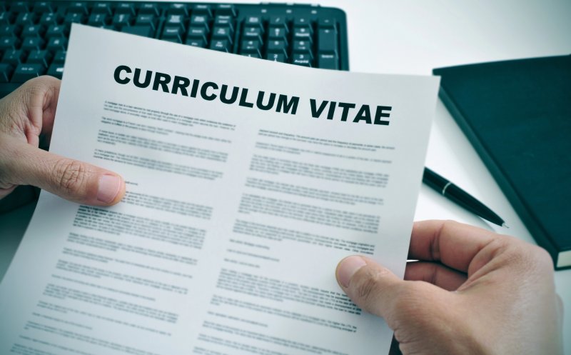 Bugetarii care nu își publică CV-urile ar putea fi amendați. Cât e sancțiunea