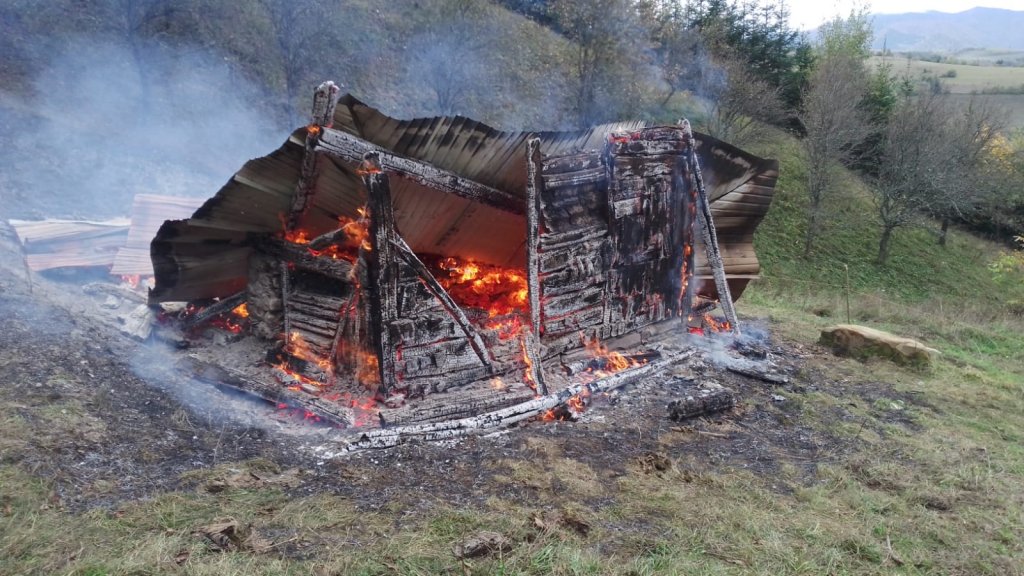 Un bărbat de 70 de ani a murit ars de viu după ce casa în care locuia a luat foc