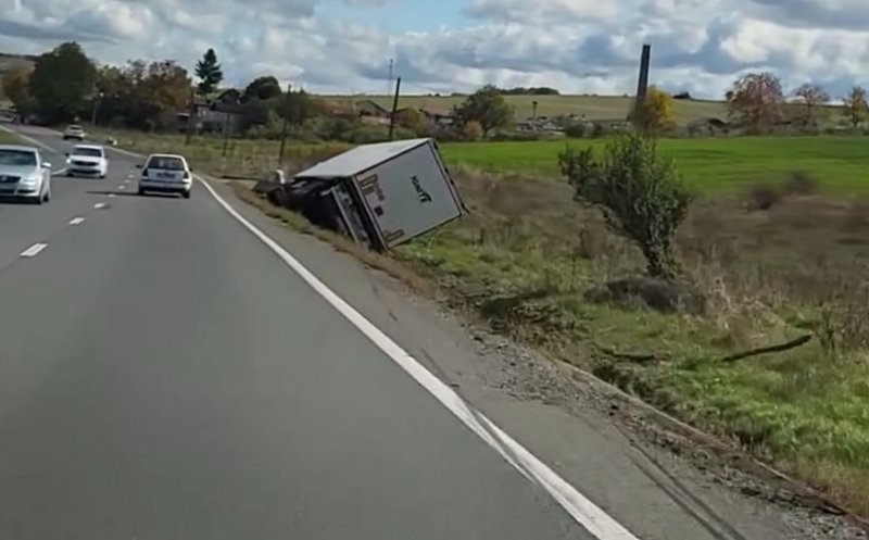 Accident la ieșirea din Huedin: Un TIR s-a răsturnat în șanț!