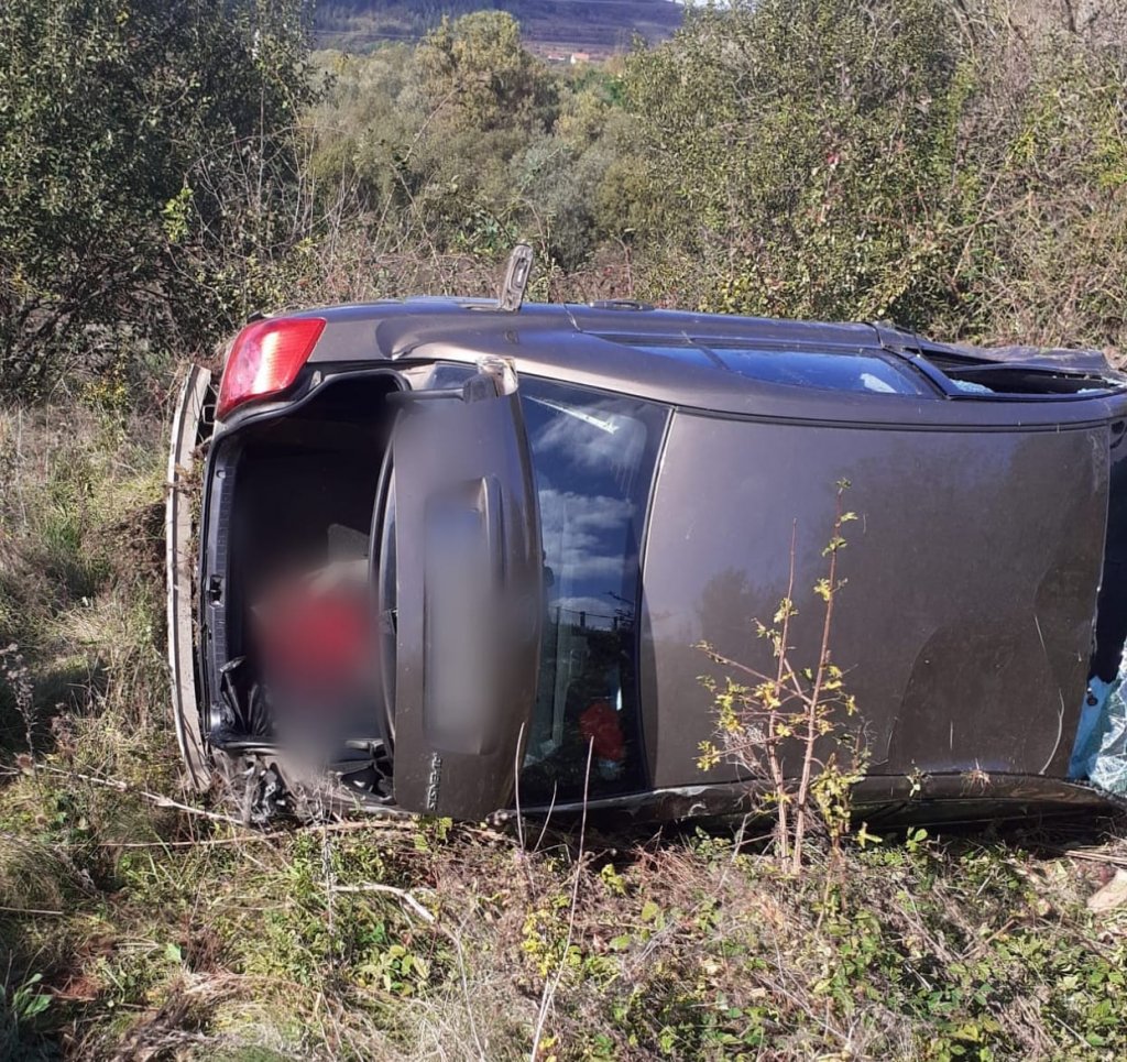 Accident pe autostrada A3. O mașină a fost răsturnată, iar doi bărbați au avut nevoie de îngrijiri medicale