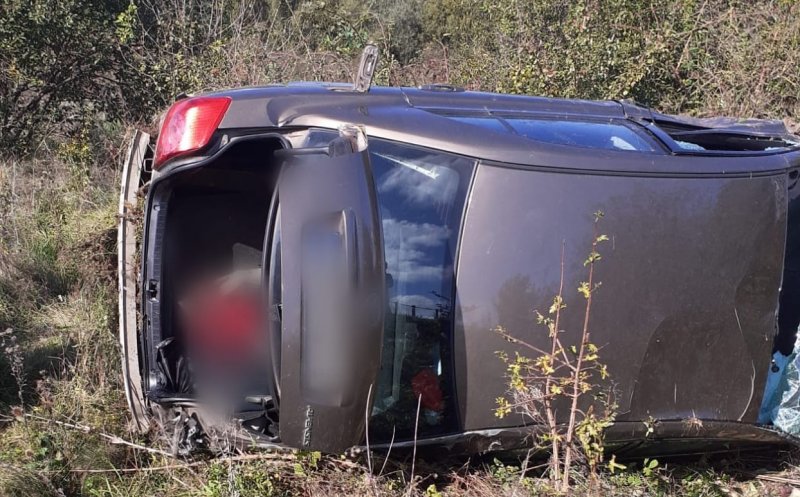 Accident pe autostrada A3. O mașină a fost răsturnată, iar doi bărbați au avut nevoie de îngrijiri medicale