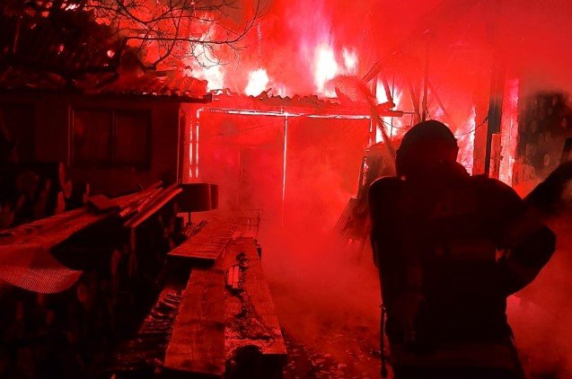 Incendiu în comuna Moldovenești, Cluj. Acoperișul unei case a fost cuprins de flăcări