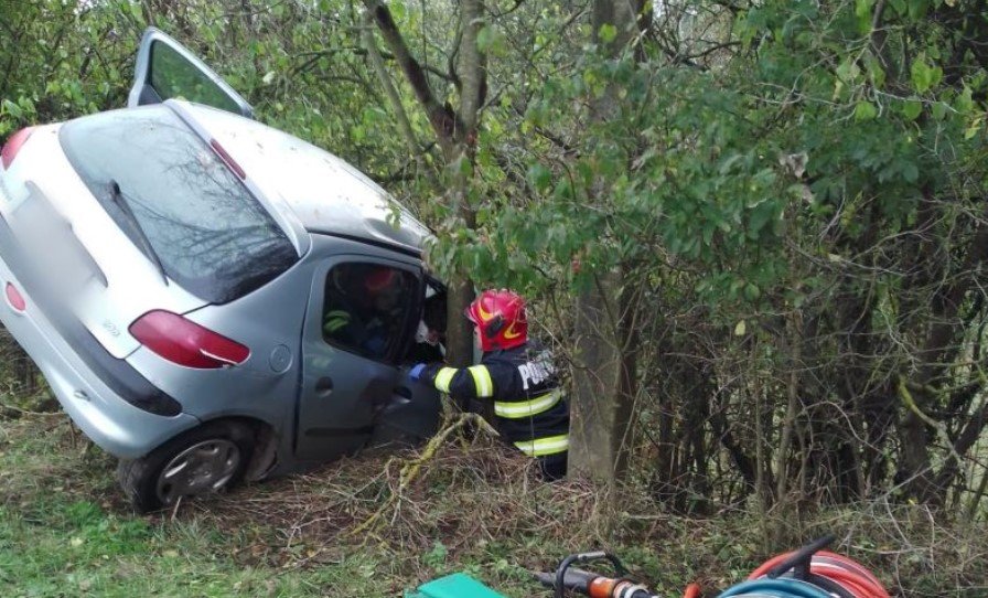 Accident grav în Aghireșu! O femeie a fost transportată la spital după ce a ajuns cu mașina într-un șanț