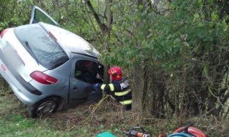 Accident grav în Aghireșu! O femeie a fost transportată la spital după ce a ajuns cu mașina într-un șanț