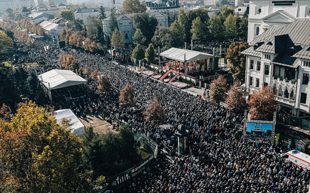 Sfânta Liturghie oficiată la Iaşi de hramul Sfintei Cuvioase Parascheva, luată cu asalt de candidații la prezidențiale