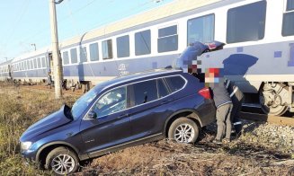 Accident feroviar în Cluj: O mașină a fost lovită de tren