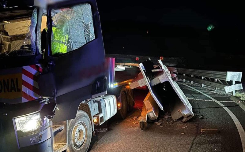 ACCIDENT pe centura Vâlcele-Apahida: Câteva grinzi uriaşe de beton au căzut dintr-un camion