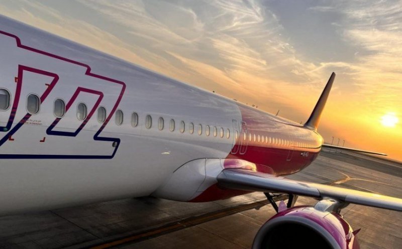 Wizz Air vinde mămăligă cu brânză la plic. Cât costă "cheese polenta" la înălțime