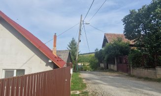 Stâlpi de curent din lemn putred, care stau să cadă în judeţul Cluj / "Mă bucur că Electrica este o companie de succes"