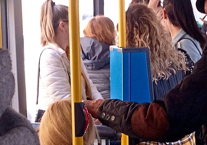 Cum îşi fac planul de amenzi controlorii CTP din Cluj-Napoca / "Ne-au spus că biletul se achiziționează înainte de urca în autobuz. Și atunci POS-urile din autobuz pentru ce sunt puse?"