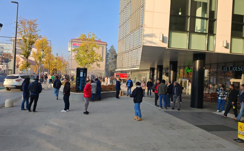 O mașină a luat FOC în parcarea subterană de la The Office. 300 de persoane au fost evacuate