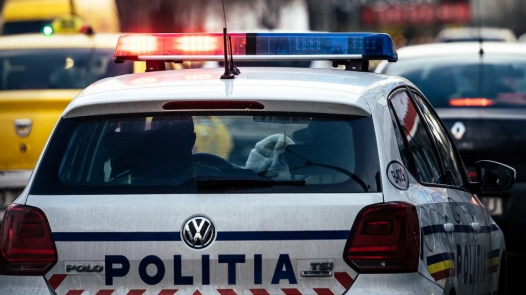 Haos pe un drum din Cluj: Un șofer beat criță a lovit o mașină parcată, apoi o autospecială de poliție