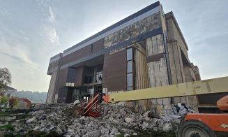 A început demolarea Casei de Cultură din Turda. Ce va apărea în locul ei