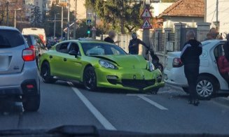 Coliziune între un Porsche și un taxi pe o stradă din Cluj. Pompierii ISU au intervenit