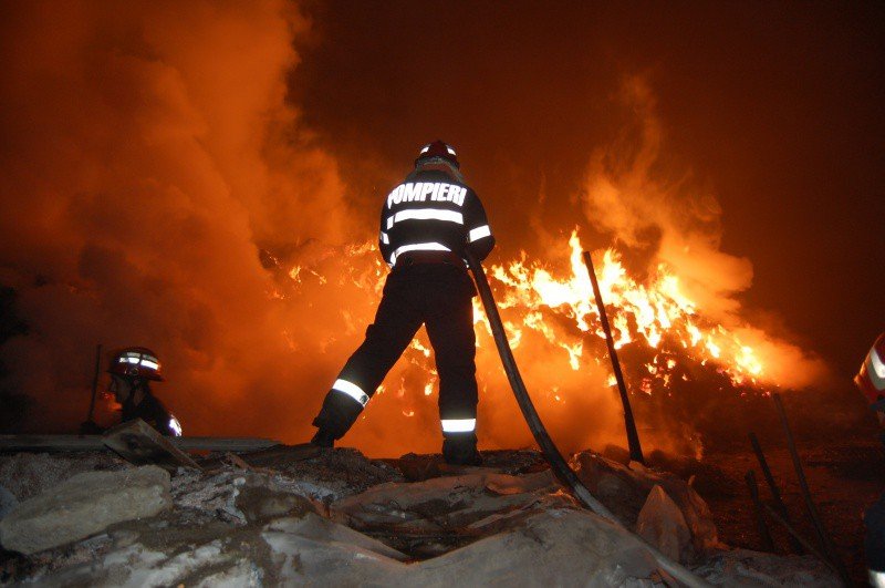 O cabană a luat foc în toiul nopții, într-un sat din Cluj