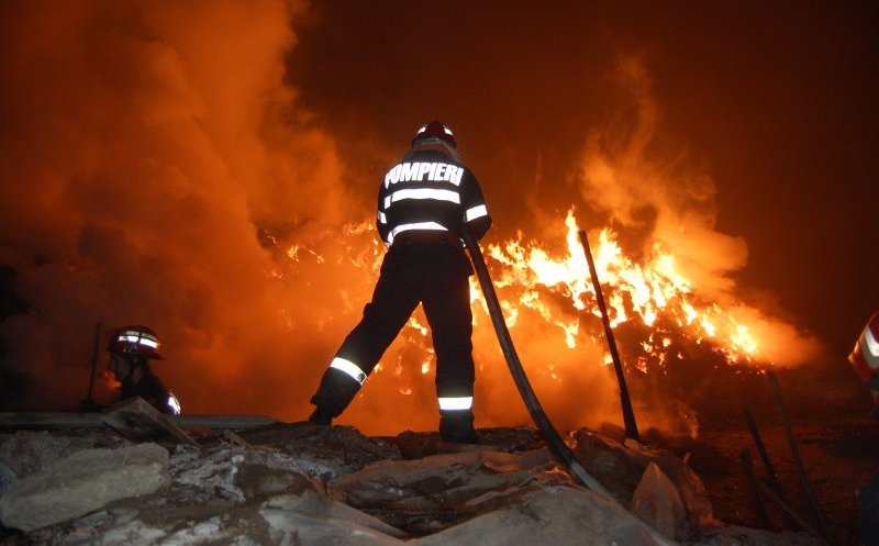 O cabană a luat foc în toiul nopții, într-un sat din Cluj