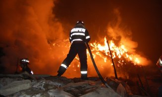 O cabană a luat foc în toiul nopții, într-un sat din Cluj