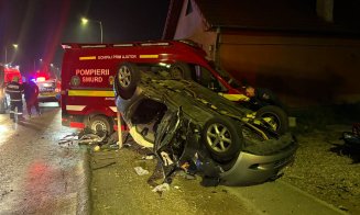 Mașină răsturnată într-un accident cu o ambulanță SMURD în Florești. O femeie și un bărbat au ajuns la spital