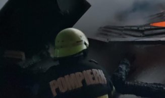 INCENDIU într-o gospodărie din județul Cluj. Focul s-a extins și la casa vecină