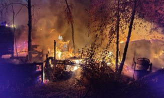 INCENDIU într-o gospodărie din județul Cluj. Focul a distrus și casa vecinilor